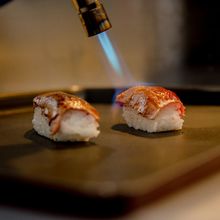 Les Aburis, un vrai régal

Une tranche de poisson, avec sa sauce sucree/salée délicatement flambée au chalumeau pour un résultat mi cuit

Vous connaissez?

Photo @jprabier_photographe
.
.
.
.
#sushi #aburi #sushiforever #lateste #biganos #andernos #bassindarcachon #cazaux #gujanmestras #audenge #villedemios #couleursushi #freshfish