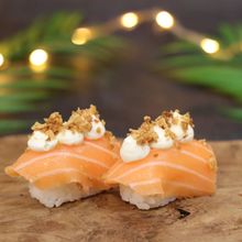 Un peu de gourmandises avec cette paire de sushi saumon cheese et oignons frits

.
.
.
#couleursushi #bassindarcachon #biganos #andernos #lateste #cazaux #leteich #gujanmestras #sushiforever #sushilove #sushi #restaurantbassindarcachon
