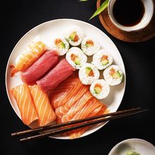 Vous le connaissez notre plateau sushi zen ? 8 spring saumon/avocat, 2 sushis saumon, 2 thon et 1 crevette et 6 sashimi saumon.

Découvrez aussi le reste de nos cartes sur nos site :)
.
.
.
 #sushi #couleursushi #foodies #miam #food #foodlover #japon #dinnertime #bassindarcachon #lateste #biganos #andernos #cazaux #leteich #gujanmestras